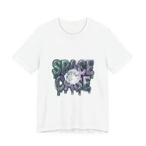 Peut inclure: T-shirt blanc avec l'inscription "SPACE CASE" dans une police dégoulinante et irisée. Le motif comprend une pleine lune au centre du texte. Style décontracté et unisexe.