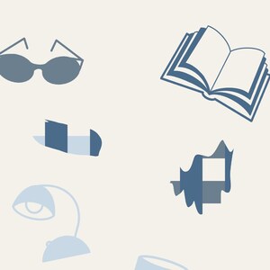 Peut inclure: Une illustration graphique compos&eacute;e d'une paire de lunettes bleu fonc&eacute;, d'un livre ouvert, d'une lampe de bureau et de formes g&eacute;om&eacute;triques abstraites dans des tons de bleu sur un fond cr&egrave;me clair. Les &eacute;l&eacute;ments sont dispos&eacute;s de mani&egrave;re &eacute;parse.