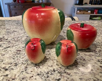 Zestaw Hull Blushing Apple Cookie Jar, Grease Jar, sól i pieprz z lat 40. XX wieku