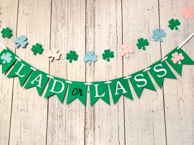 Pu&ograve; includere: Striscione verde e bianco con il testo "LAD or LASS" e decorazioni a trifoglio.