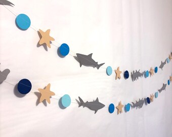 Guirnalda de tiburones: Tiburones martillo grises, círculos azules, decoración para baby shower.