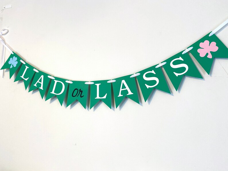 Pu&ograve; includere: Striscione verde e bianco per la rivelazione del sesso con il testo "Lad or Lass" e decorazioni a trifoglio.