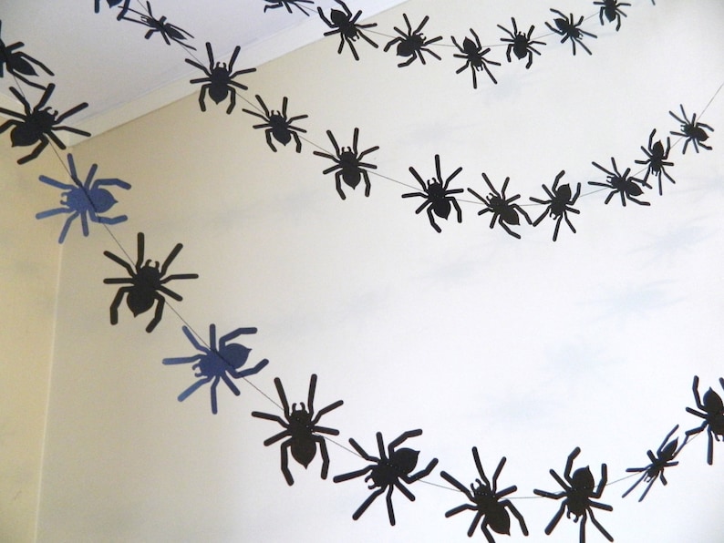 Halloween Spider Decor/ Paper Garland / Halloween Garland / 6ft Black Spiders Garland / Halloween Party Decor /Halloween Garland image 2