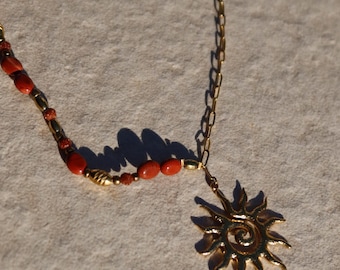 Collana asimmetrica con sole e diaspro rosso