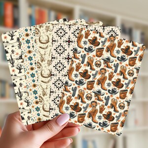 Puede incluir: Un conjunto de cinco tarjetas rectangulares con varios patrones, incluyendo un paisaje desértico con cactus, un diseño floral geométrico, una colección de cráneos y cuernos de animales, un patrón de azulejos en blanco y negro y un motivo western.