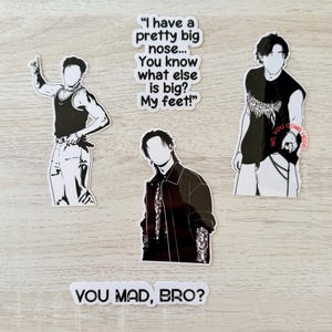 Puede incluir: Un conjunto de pegatinas en blanco y negro con ilustraciones estilizadas de personas y texto. Una pegatina dice: "Tengo una nariz bastante grande... ¿Sabes qué más es grande? ¡Mis pies!" Otra dice: "YOU MAD, BRO?"