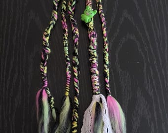 Goma para el cabello tipo rastas "Monster Magic": un colorido accesorio bohemio con hebras de lana y dije, ideal para festivales.