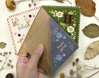 Marque-page d'angle brodé monogramme personnalisé, accessoire de livre personnalisé initial, cadeau unique pour les amateurs de lecture et les lecteurs