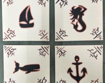 Conjunto de cuatro pinturas náuticas: sirena, ballena, ancla y velero en estilo Delft.