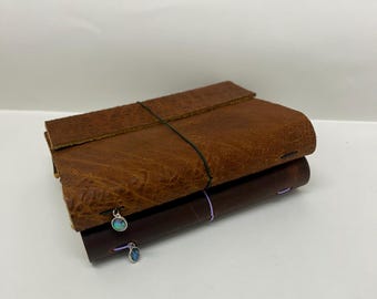 Diarios de viaje de cuero marrón con papel hecho a mano