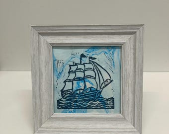 Lámina náutica enmarcada de 5x5 pulgadas sobre papel jaspeado.