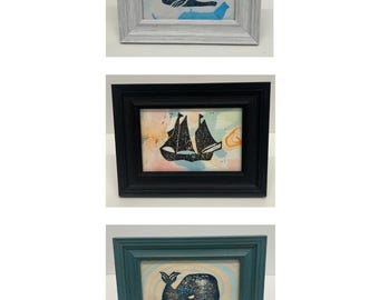 Láminas náuticas enmarcadas de 4x6 pulgadas sobre papel jaspeado.