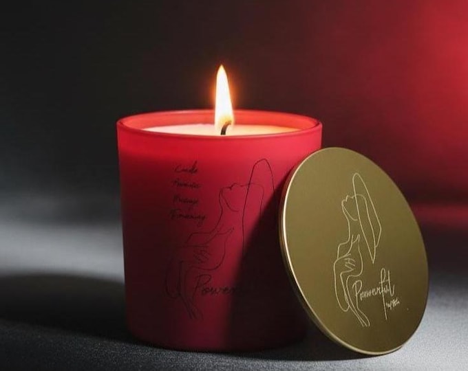 Soy candle, strawberry aroma, for professional massage, romantic, therapeutic and relaxing atmosphere, powerful antioxidant benefit.