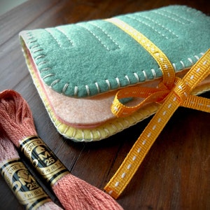 Kit de couture et de rangement pour bibliothèque avec aiguilles en feutre de laine Barbe à papa LoftFullOfGoodies