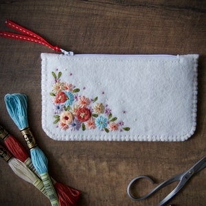 Portafoglio porta monete in feltro di lana ø Piccola borsa per il trucco ø Ricamato a mano ø Regalo personalizzato ø LoftFullOfGoodies