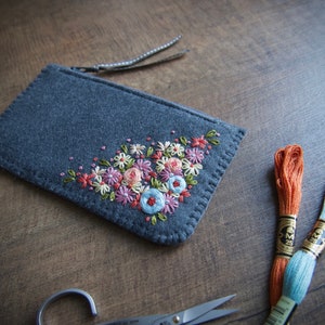 Monedero de fieltro de lana ø Bolsa de maquillaje pequeña ø Bordado a mano ø Regalo personalizado ø LoftFullOfGoodies