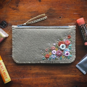 Monedero de fieltro de lana ø Bolsa de maquillaje pequeña ø Bordado a mano ø Regalo personalizado ø LoftFullOfGoodies