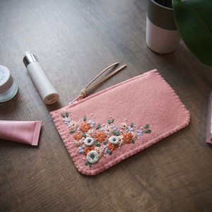 Portafoglio porta monete in feltro di lana ø Piccola borsa per il trucco ø Ricamato a mano ø Regalo personalizzato ø LoftFullOfGoodies