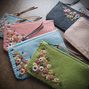 Monedero de fieltro de lana ø Bolsa de maquillaje pequeña ø Bordado a mano ø Regalo personalizado ø LoftFullOfGoodies