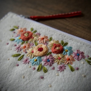 Portafoglio porta monete in feltro di lana ø Piccola borsa per il trucco ø Ricamato a mano ø Regalo personalizzato ø LoftFullOfGoodies
