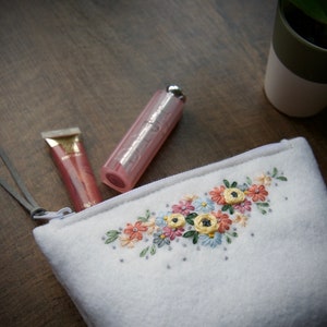 Portafoglio in feltro di lana ø Borsa per il trucco ø Ricamato a mano ø Regalo personalizzato ø LoftFullOfGoodies