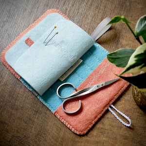 Kit de couture et de rangement pour bibliothèque avec aiguilles en feutre de laine Pamplemousse rose ø LoftFullOfGoodies