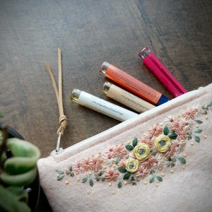 Monedero de fieltro de lana ø Bolsa de maquillaje ø Bordado a mano ø Regalo personalizado ø LoftFullOfGoodies