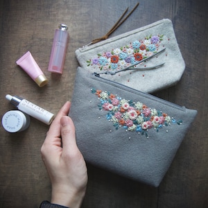Monedero de fieltro de lana ø Bolsa de maquillaje ø Bordado a mano ø Regalo personalizado ø LoftFullOfGoodies