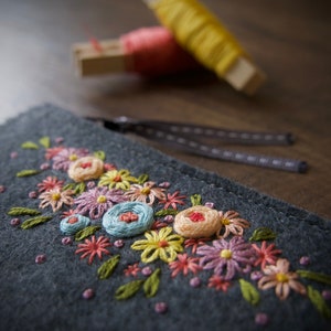 Monedero de fieltro de lana ø Bolsa de maquillaje pequeña ø Bordado a mano ø Regalo personalizado ø LoftFullOfGoodies
