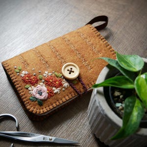 Kit de couture pour organiseur de livres avec aiguilles en feutre de laine Fleurs LoftFullOfGoodies