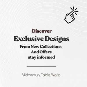K&ouml;nnte beinhalten: Wei&szlig;er Hintergrund mit dem Text "Discover Exclusive Designs From New Collections And Offers stay informed". Ein schwarzes Hand-Symbol zeigt auf den Text. Der Text "Midcentury Table Works" steht unten.