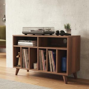 Soporte para tocadiscos de estilo moderno de mediados de siglo, mueble de almacenamiento de vinilos hecho a mano, organizador de LP retro para una acogedora sala de escucha y una configuración audiófila.