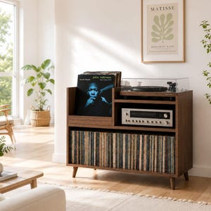 Peut inclure: Un meuble multimédia en bois foncé doté d'un compartiment vertical pour disques vinyles en haut à gauche, d'une étagère supérieure droite avec une platine, d'une étagère centrale avec un amplificateur argenté et d'une grande étagère inférieure.