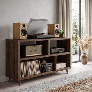 Puede incluir: Una consola de medios de madera marrón oscuro con un tocadiscos, altavoces y un altavoz Marshall. La consola tiene varios estantes llenos de discos de vinilo y equipos de audio. Los altavoces son de color marrón claro.