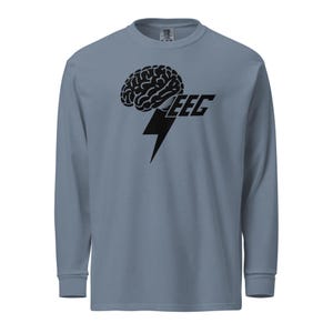 Könnte beinhalten: Ein blau-graues Langarmshirt mit einem schwarzen Aufdruck. Der Aufdruck zeigt ein Gehirn, einen Blitz und die Buchstaben "EEG". Das Design befindet sich auf der Vorderseite. Das Shirt hat einen Rundhalsausschnitt und lange Ärmel.