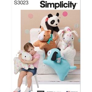Peut inclure: Patron Simplicity S3023 pour peluches représentant un panda, un chat orange rayé, un lapin à motifs floraux et un chien bleu clair uni avec un nœud à carreaux. Le patron inclut les étiquettes A, B, C, D, le texte Simplicity et easy-to-sew.