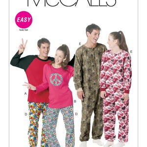 Peut inclure: Patron McCall's présentant différents modèles de pyjamas. L'image montre un haut rouge et noir de style baseball avec un pantalon à imprimé ballon de football, un haut rose avec un signe de paix et un pantalon à fleurs, une combinaison camouflage et un ensemble de pyjama à motifs de cœurs rouges et roses.