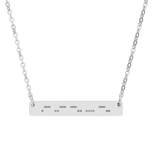 Peut inclure: Un collier argenté avec une chaîne et un pendentif rectangulaire. Le pendentif présente des points et des tirets gravés, probablement un message en code Morse. Le collier est présenté sur fond blanc.