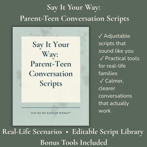Può includere: Una copertina di libro intitolata "Say It Your Way: Parent-Teen Conversation Scripts". Il design presenta testo su sfondo azzurro chiaro, con elenchi puntati che evidenziano i vantaggi. La copertina include anche le frasi "Real-Life Scenarios" e "Bonus Tools Included."