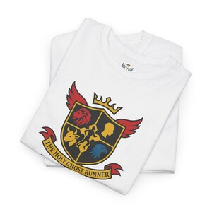 以下が含まれることがあります： 2枚の白いTシャツが重ねられており、上のTシャツにはカラフルな紋章のデザインが施されています。 紋章にはライオン、雄牛、ランナー、横顔、ワシが含まれており、バナーには「THE HOLY GHOST RUNNER」の文字が書かれています。