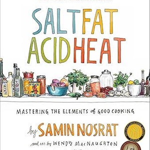 Könnte beinhalten: Buchcover mit dem Titel "SALT FAT ACID HEAT" in bunten Buchstaben. Das Bild zeigt Illustrationen von Kochzutaten und den Namen des Autors, "SAMIN NOSRAT". Das Buch ist ein Bestseller der New York Times.