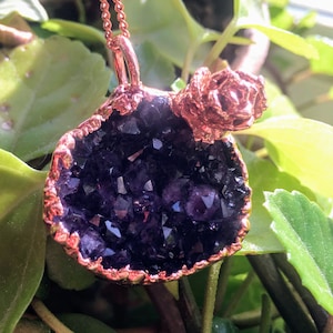 Amethyst Cluster Anhänger / / Steinschnitt Sedum Spurium / / Talisman / / Amulett / / Kupfer / / elektrogeformt