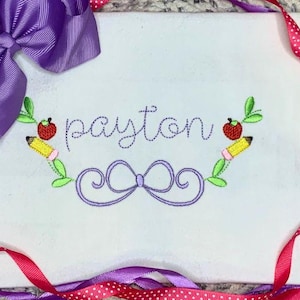 Zurück in der Schule bestickte Schleife mit kursivem Namen für Mädchen, personalisierter 1. Schultag Shirt, neues Schuljahr, Apfelstift-Koquette-Schleife