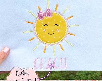 Camiseta infantil de aniversário com bordado de sol, miçangas e laço brilhante. Adicione seu nome ou frase. Ideal para o primeiro aniversário: "Você é meu raio de sol". Design de verão.