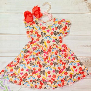 Vestido de seda de leche para el regreso a clases con estampado de corazones de leopardo, manzanas y arcoíris, mangas onduladas, vestido de tubo con corazones para niñas pequeñas, primer día