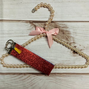 Rojo brillo falso vinilo llavero pulsera llavero, mamá cartera bolso accesorio regalo de cumpleaños, llavero, llavero, llavero *Se envía en 24