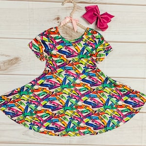 Vestido con crayones de colores de Milk Silk, regreso a clases, crayones arcoíris, primaria, niñas en edad preescolar, primer día de clases, fotos escolares