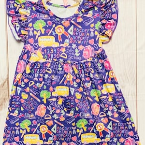 Vestido morado de seda color leche para el regreso a clases, autobús para niñas pequeñas, garabatos escolares, alfabeto, manzanas, graduación, preescolar, ABC, primer día