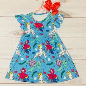 Robe à manches évasées en soie laiteuse, perroquet tropical, petite fille, oiseaux sauvages, cacatoès, tortues, vacances à la plage, robe croisière, hibiscus bleu canard