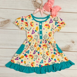 Vestido de seda de leche con volantes para el regreso a clases y bolsillos, para niñas pequeñas, primer día de clases, dibujos de la clase, manzanas, autobús, mangas con volantes.